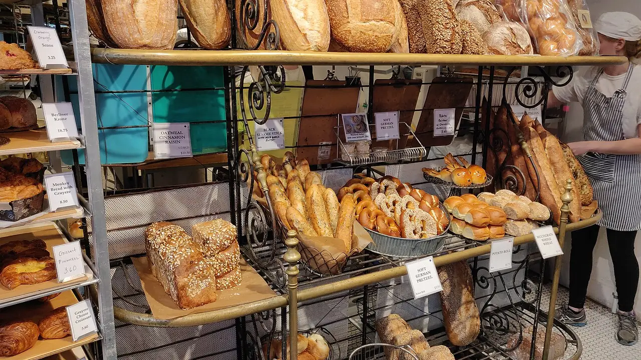 Étagères de pains dans une boulangerie